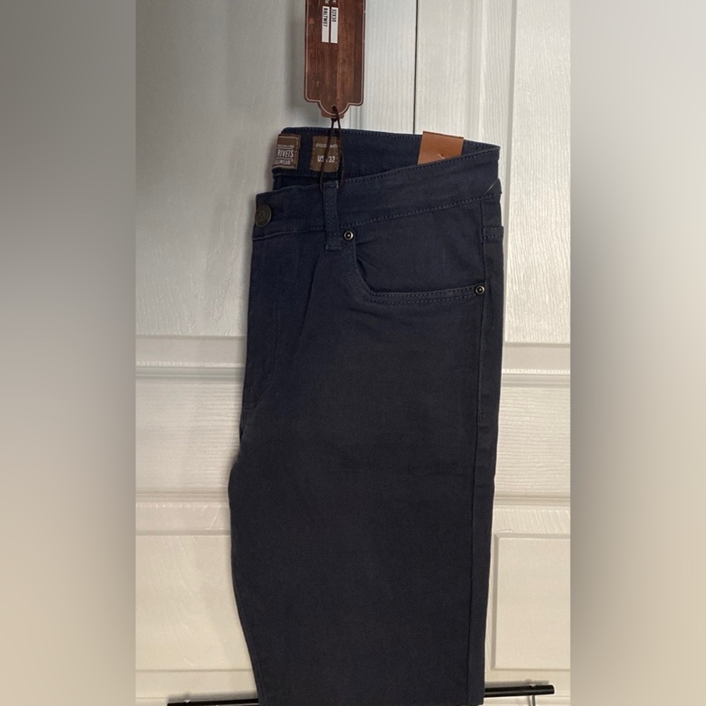 New blue men’s jeans.  Size 32 x 30.  Slim fit.